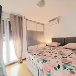 Beautiful Apartment, By Foot アパート *