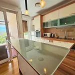 Beautiful Apartment, By Foot דירה *