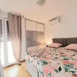 Beautiful Apartment, By Foot Daire