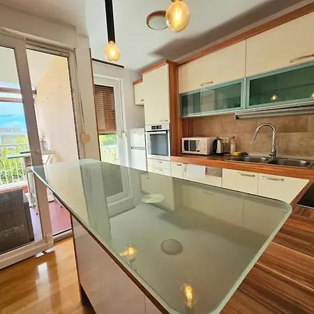 Beautiful Apartment, By Foot 아파트 *