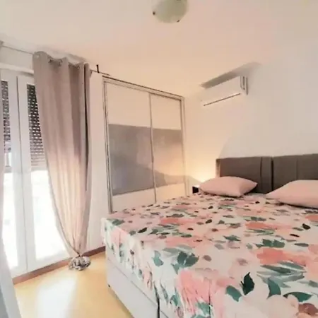 Beautiful Apartment, By Foot Apartman
