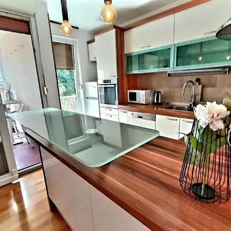 Beautiful Apartment, By Foot *