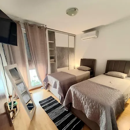 아파트 Beautiful Apartment, By Foot