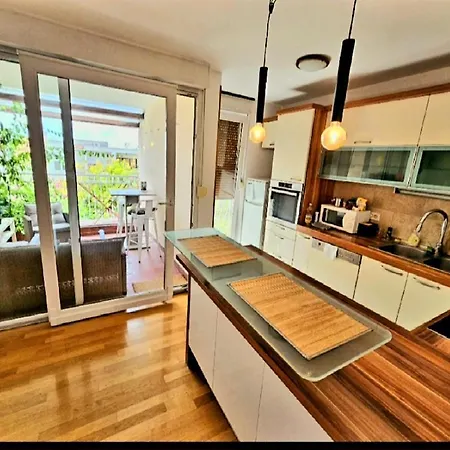 Beautiful Apartment, By Foot דירה