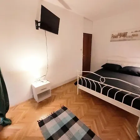 Beautiful Apartment, By Foot Apartment Split