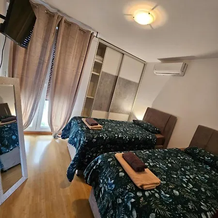 Beautiful Apartment, By Foot *