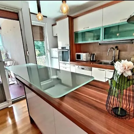 Beautiful Apartment, By Foot Apartment *