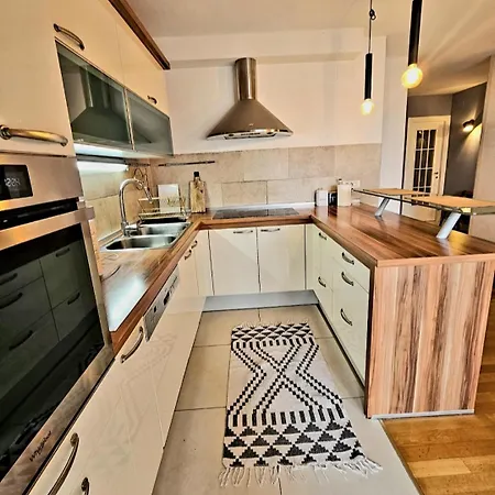 Beautiful Apartment, By Foot *