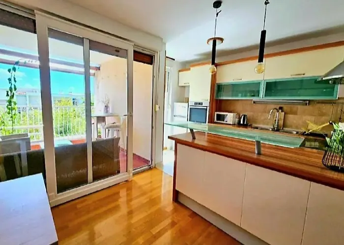 Beautiful Apartment, By Foot Apartment *